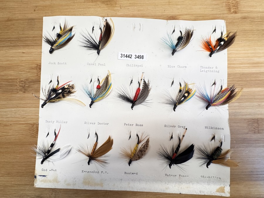 Musterkarte mit  14 alten Lachsfliegen