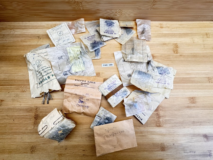 Altes Angelzubehör, Stork München, Karabiner, Haken, Teile Fa. Victor Rehm, Pforzheim, Stahlvorfächer von Hardy, England, Kleinteile