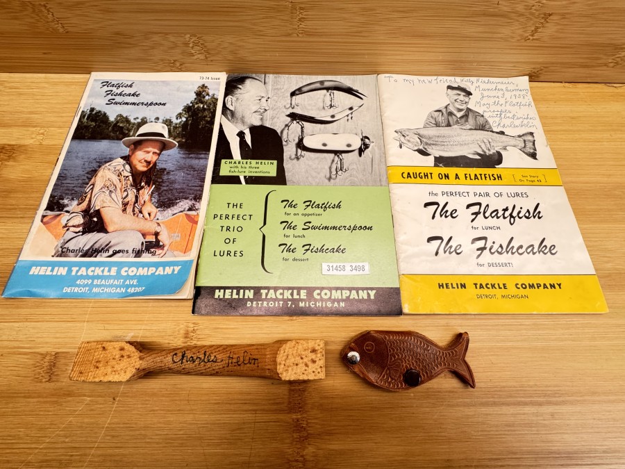 Prototyp eines Flatfish, Holz, Geschenk von Charles Helin to Willy Niedermeier, 8.10.1961, Katalog, Charles Helin with his tree fish-lure inventions, The Perfect Trio of Lures, The Flatfish for an appetizer, The Swimmerspoon for lunch, The Fishcake for dessert, Caught on a Flatfish, Charles Helin goes fishing, Schlüsselanhänger, Helin Tackle Company, greatest Fish - Catchers, Detroit, Michigan