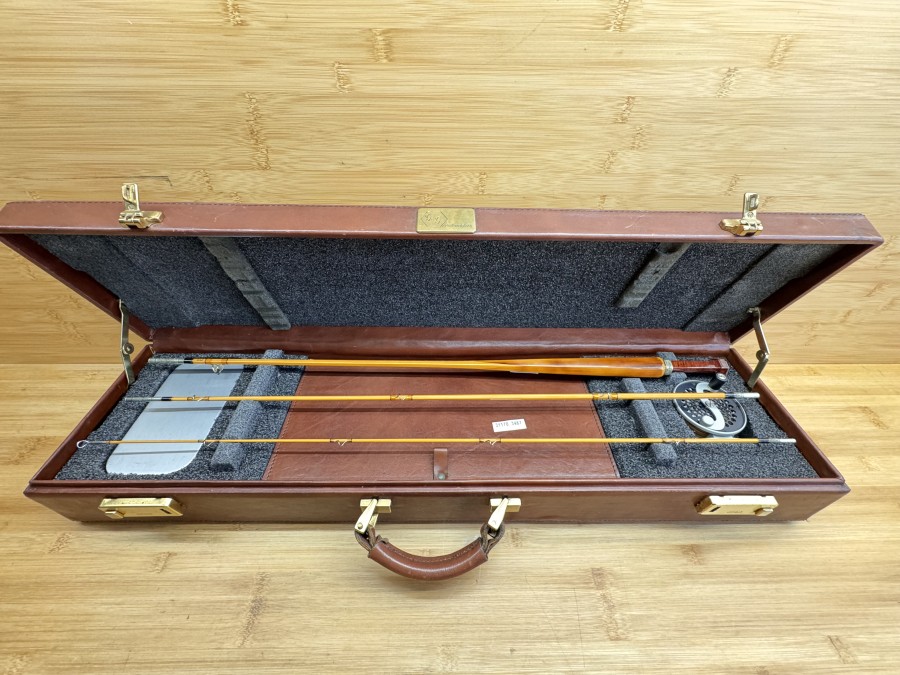 Lederkoffer, 750x200x10mm, mit Gespliesster Fliegenrute, G & G, Made in Holland, The Unlimited, 3tlg., 2,09m, #5, Gewicht 149g, Beschläge graviert, dazu Fliegenrolle, Cascapedia Style, Linkshand, Gewicht 106g mit Seidenschnur WF 5, 3 Fliegendosen Richard Wheatley mit Inhalt, Kleinteile, wunderschönes Fliegenfischerset, ungefischt