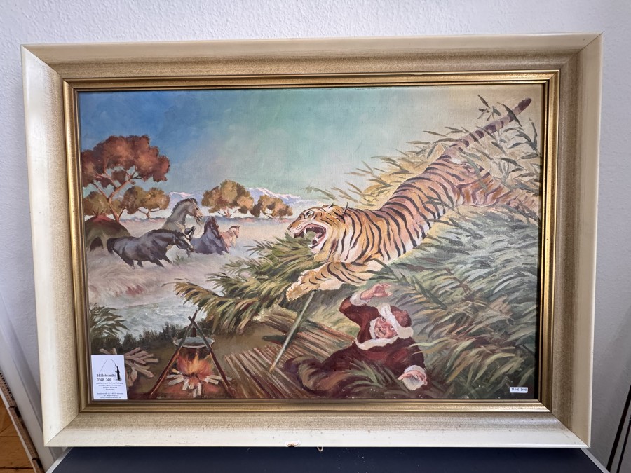 Bild, Öl auf Leinwand, 100x75cm, ein Gemälde im Stil des späten 19. Jahrhunderts. Es stellt eine Szene in der Wildnis dar, in der ein Tiger aus dem Gebüsch springt, um einen am Boden liegenden Jäger anzugreifen. Im Hintergrund sind Pferde zu sehen, die in der Nähe eines Flusses stehen. Im Vordergrund ein Lagerfeuer. Leider nicht signiert