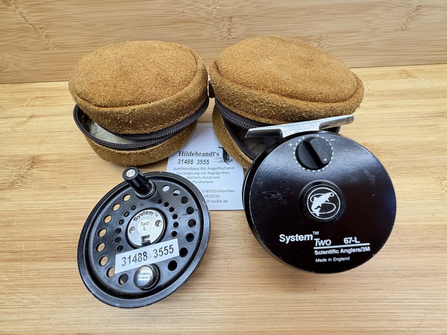 Fliegenrolle, Scientific Anglers/3M, System Two 67-L, Made in England. Linkshand, Rollendurchmesser 75mm, Rollenbreite 35mm, Gewicht 135g, Ersatzspule, jeweils in Wildledertasche, Gebrauchsspuren