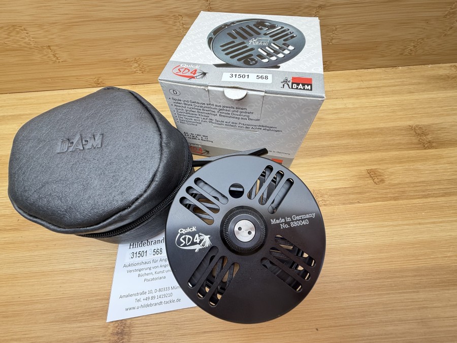 Lachsfliegenrolle, DAM, Quick SD 4, No. 830040, Made in Germany, Linkshand, #9-11, Gewicht 252g, Spule und Gehäuse aus vollem Block Duraluminium gefräst und gedreht, absolut ruckfreie Bremse, feinste Dosierung durch grossen Bremsknopf, Bremsbelag aus Berolit, zuschaltbarer Klicker, seidenweicher Lauf der Spule auf drei Präzisionsnadellagern, die Spule wird zum Wechseln einfach von der Achse abgezogen, Salzwasserfest, Rim Control, Rollentasche neu, ungefischt im Karton, sehr selten, wurde nur in sehr kleinen Mengen hergestellt