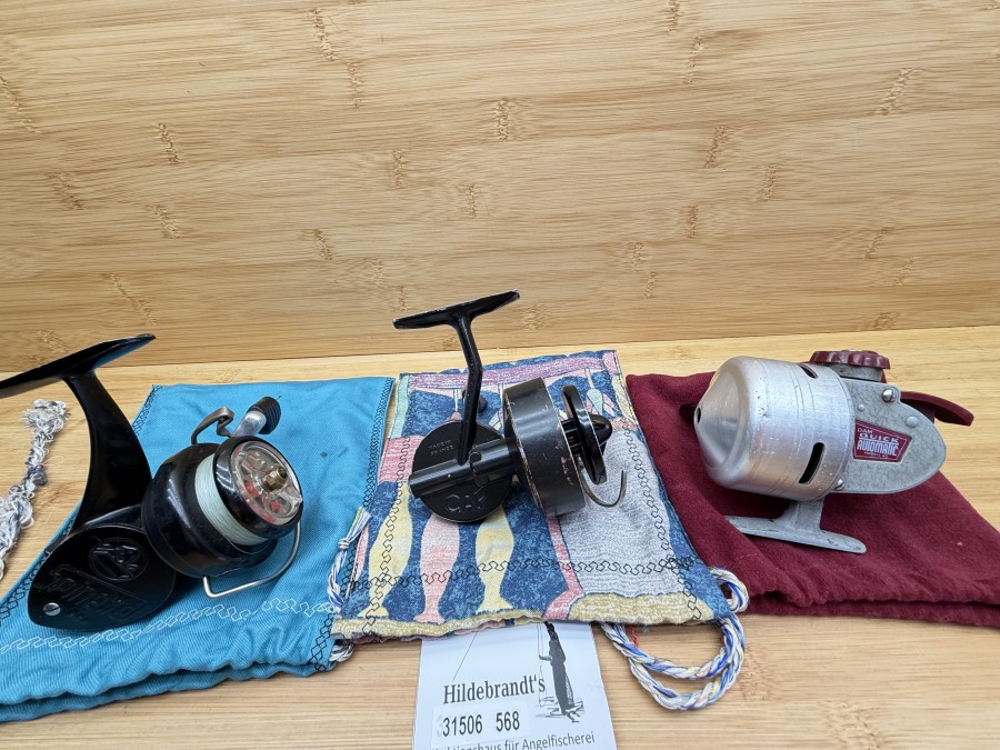 3 Stationärrollen, Spinette, DRP, 2-57, Rollenbeutel, Kapselrolle, DAM, Quick Automatic Modell 60, Rollenbeutel, C.A.P., Made in France, Rollenbeutel, alle Rollen mit Gebrauchsspuren