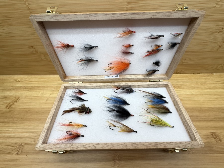 Doppeldecker Fliegenbox, Richard Wheatley of England, Mahagoni, 250x125x70mm, mit 38 Lachsfliegen, Streamer und Trockenfliegen, guter Zustand