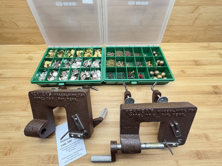 Köderbau, Werkzeug für Mepps Produktion von Herter, USA, Haken, Spinnerblätter, silber und gold, 3 Grössen, viele verschiedene Kleinteile von Viktor Rehm, Pforzheim