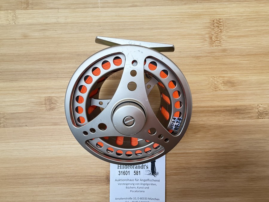 Fliegenrolle, Vision, XLA, Links- oder Rechtshand umstellbar, Rollendurchmesser 95mm, Rollenbreite 42mm, Gewicht mit Intermediate Fliegenschnur 218g, minimale Gebrauchsspuren