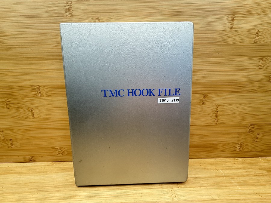 Fliegenhaken Vorratsbox, TMC Hook File, mit 30 Hakenboxen, gefüllt mit 650 Stück  Fliegenhaken von Cormoran, Mustad, Partridge, Turrall, Gebrauchsspuren