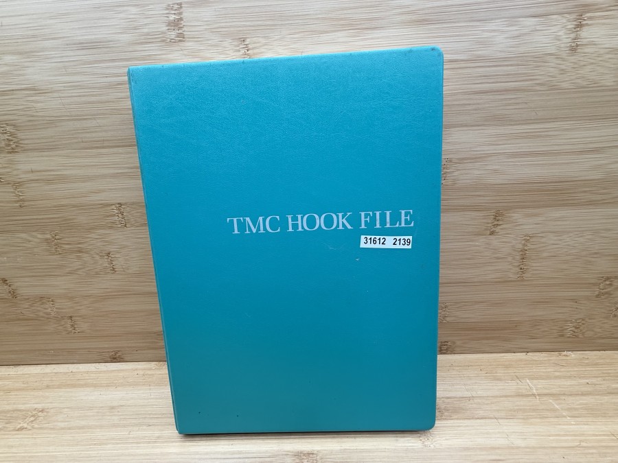 Fliegenhaken Vorratsbox, TMC Hook File, mit 28 Hakenboxen, gefüllt mit 1250 Stück  Fliegenhaken von Cormoran, Mustad, Partridge, Turrall, Gebrauchsspuren