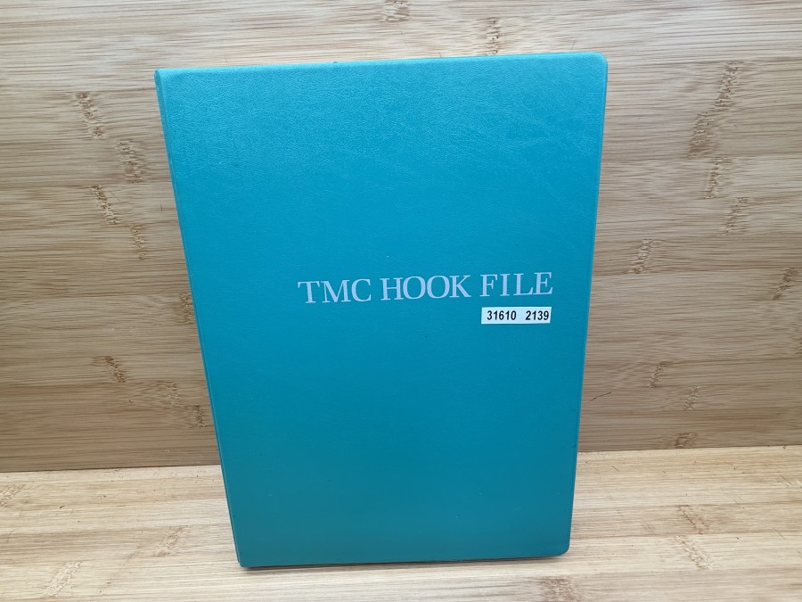 Fliegenhaken Vorratsbox, TMC Hook File, mit 32 Hakenboxen, leer, Tiemco Aufklebern, Gebrauchsspuren
