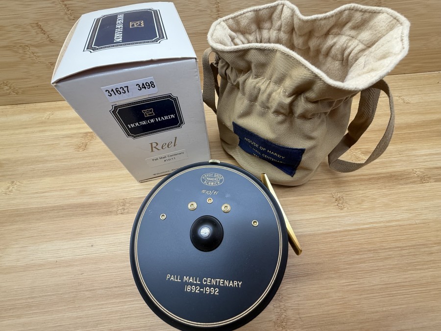 Lachsfliegenrolle, Hardy Bros Makers Alnwick, Pall Mall Centenary 1892-1992, #10/11,  Links- oder Rechtshand, Rollendurchmesser 105mm, Rollenbreite 42mm, Gewicht 552g, Rollenbeutel, neu im Karton