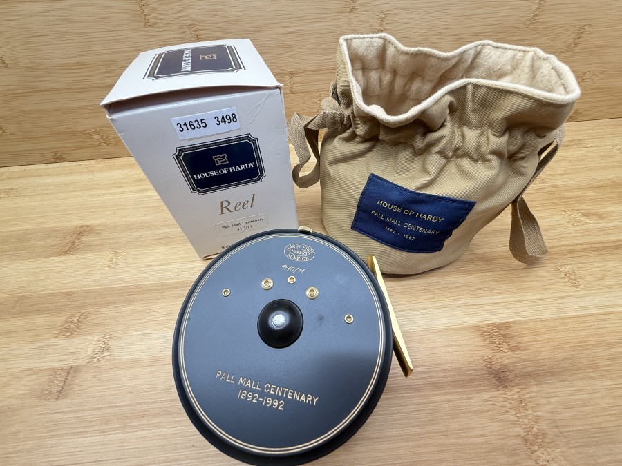 Lachsfliegenrolle, Hardy Bros Makers Alnwick, Pall Mall Centenary 1892-1992, #10/11,  Links- oder Rechtshand, Rollendurchmesser 105mm, Rollenbreite 42mm, Gewicht 552g, Rollenbeutel, neu im Karton
