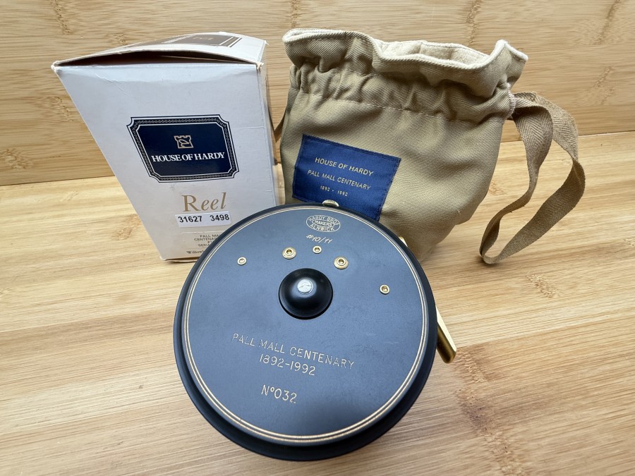 Lachsfliegenrolle, Hardy Bros Makers Alnwick, Pall Mall Centenary 1892-1992, #10/11, No 032, Links- oder Rechtshand, Rollendurchmesser 105mm, Rollenbreite 42mm, Gewicht 552g, Rollenbeutel, neu im Karton