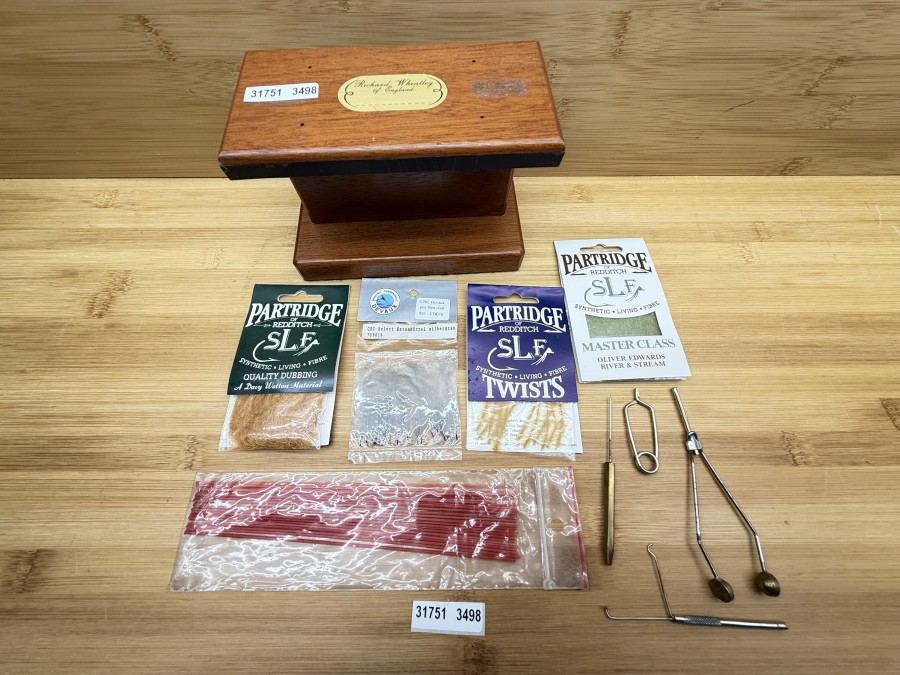 Fliegenbindematerial, Ständer von Richard Wheatley, Bobbin, Whip Finisher, Hechelklemme, Nadel, Tuben, SLF Dubbing, SLF Masrterclass, SLF Twists, CDC Feder von Devaux