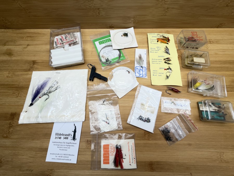 Konvolut Fliegen, Hechtstreamer, Trockenfliegen Hardy, Trockenfliegen NDM fishing, Hutfliege, Ripple Fly Patch von Hardy, Nymphen am Vorfach, Clipper mit Nadel