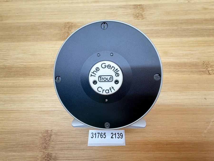 Fliegenrolle, The Gentle Craft Trout, klassische S-Handle Rolle, silber/schwarz, eloxiert, Links- oder Rechtshand umstellbar, #4/5, Rollendurchmesser 75mm, Rollenbreite 30mm, Gewicht 125g, S-Handle aus dem vollen gefräst, Fliegenschnur Rio Lightline WF 5 F, RioNeoprene Rollentasche, neu