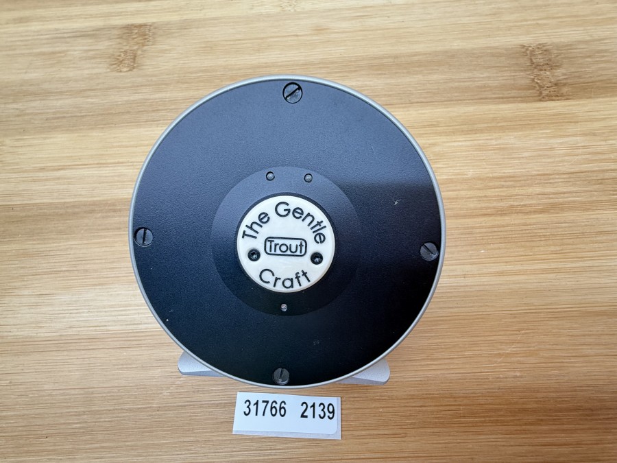 Fliegenrolle, The Gentle Craft Trout, klassische S-Handle Rolle, silber/schwarz, eloxiert, Links- oder Rechtshand umstellbar, #4/5, Rollendurchmesser 75mm, Rollenbreite 30mm, Gewicht 125g, S-Handle aus dem vollen gefräst, mit gefischter Seidenschnur DT 4 F, Neoprene Rollentasche, neu