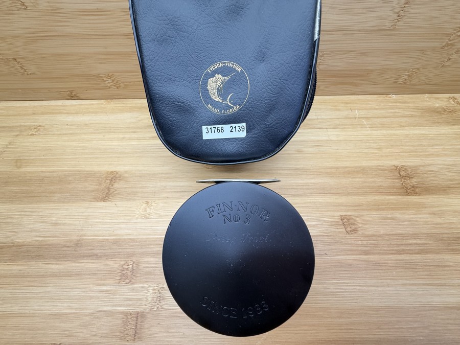 Anti Reverse Fliegenrolle, Fin-Nor No3, Since 1933, Linkshand, schwarz (neu eloxiert), gold, mit Namensgravur, Rollendurchmesser 90mm, Rollenbreite 42mm, Gewicht 345g, Rollentasche, leichte Gebrauchsspuren