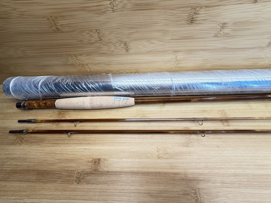 Gespliesste Fliegenrute, J & J Obdrzalek, Czech Made, Quad, Reservespitze, 2tlg., 2,30m, #5, Gewicht 127g, Schubrollenhalter mit Wurzelholzeinlage, Hülsen und Beschläge aus Damastinerstahl, Hülsenstopfen, super Handarbeit, Futteral, Alu Transportrohr mit  Messingkappe, neu, Transportlänge 1250mm,