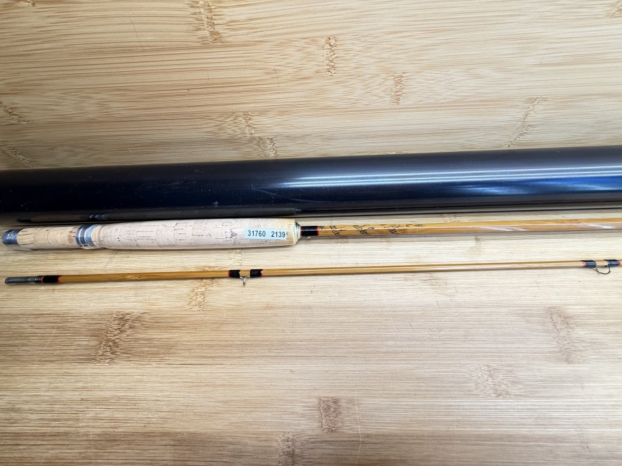 Gespliesste Fliegenrute,  Made by Hardy´s England - "The Phantom Palakona Regd Trade Mark, 2tlg., 8 1/2", #6, Gewicht 140g, Hülsenstopfen, Ringwicklungen schwarz, rot abgesetzt, Futteral, Korkschutz, ungefischt, Transportlänge 1350mm