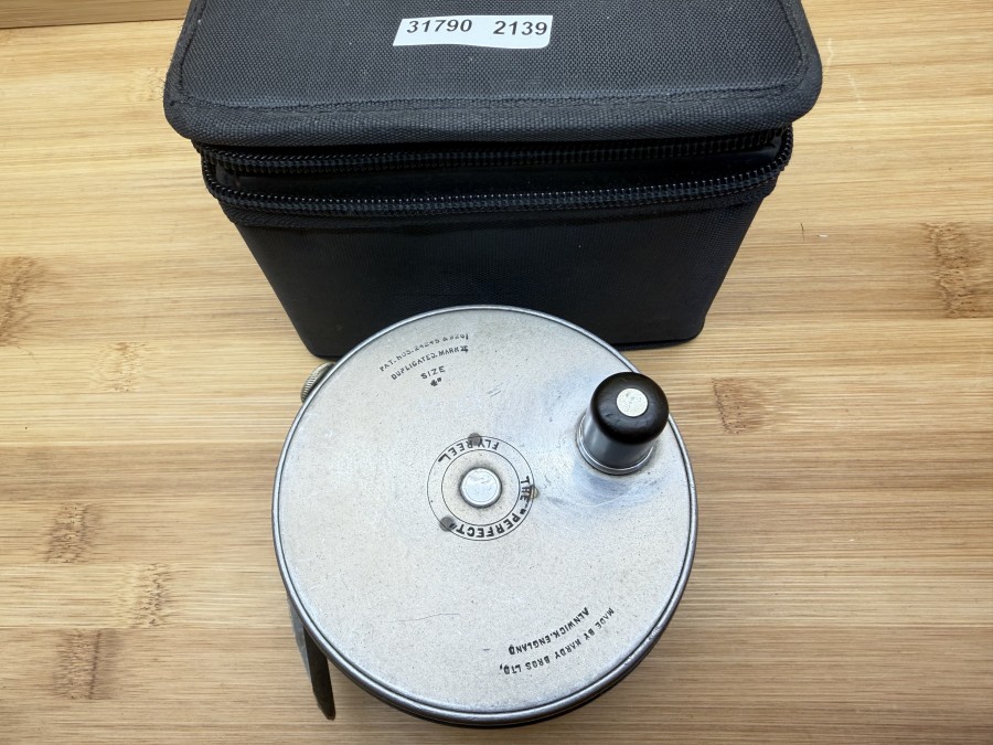 Lachsfliegenrolle, Made by Hardy Bros Ltd Alnwick England, The "Perfect" Reel, Pat. Nos. 24245 & 926, Duplicated. Mark II, Size 4", Rollendurchmesser 100mm, Rollenbreite 51mm, Gewicht 398g, Linkshand, Schnurführungsring, Messing Rolle fuß abgeschliffen auf 65mm Länge, Salmo Rollentasche, technisch sehr gut, Gebrauchsspuren