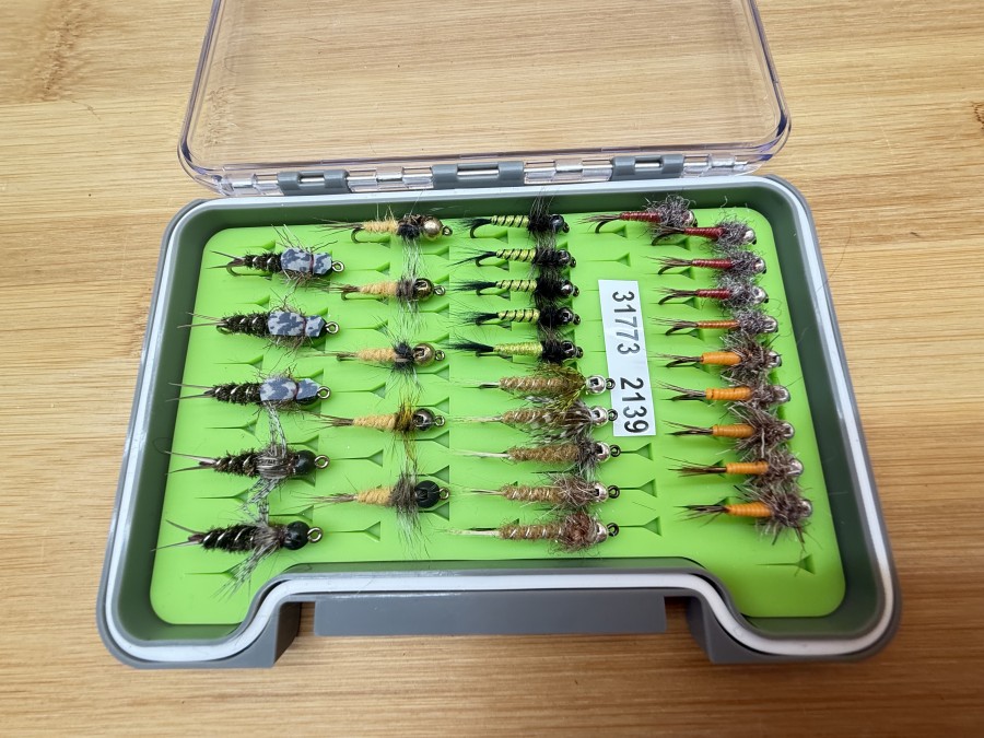 Tungstennymphen-Sortiment, in Kunststoff Foambox, 135x90x15mm, mit 30 gängigen Nymphen, Tiemco Haken, Grösse 8-10, für Äsche und Forelle, sehr gute Qualität