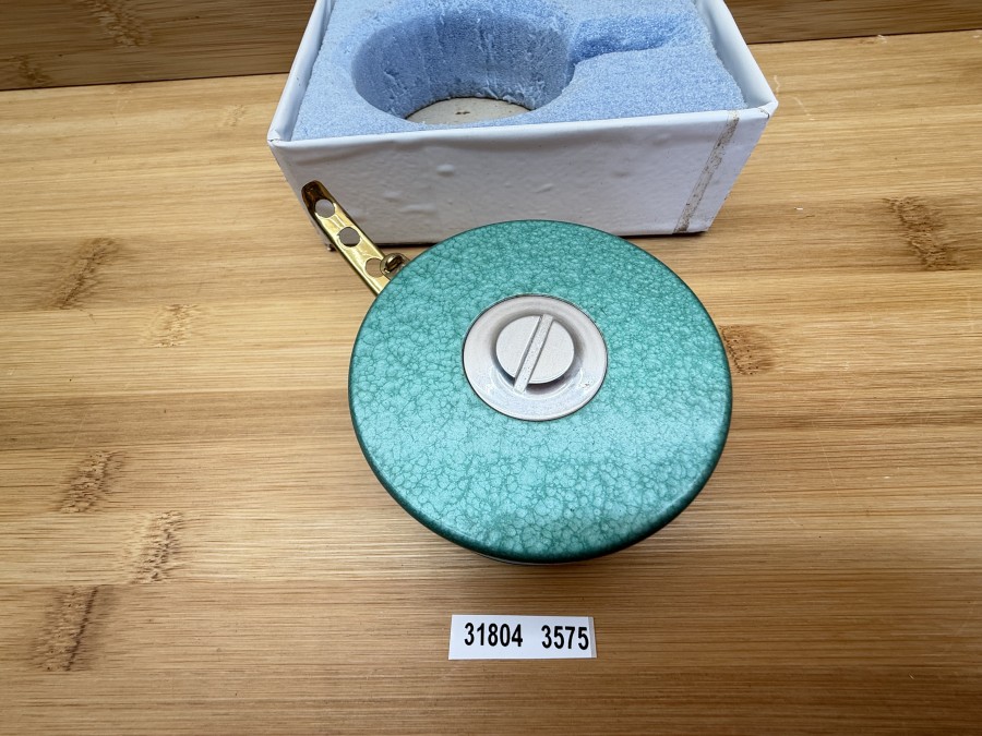 Automatik Fliegenrolle, Weiss Elektrokleinstmotoren, Nürnberg, Alu, grüne Hammerschlag Lackierung, Rollendurchmesser 80mm, 35mm Durchmesser, nicht fertig gestellte Rolle, Prototyp für Bavaria Fliegen