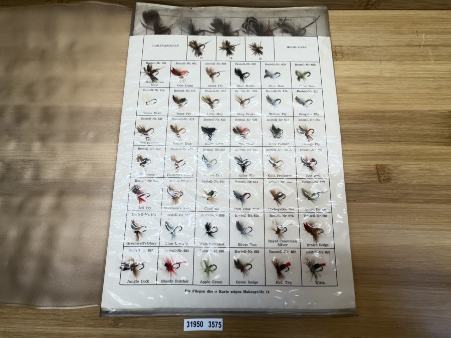 Mustermappe, Bavaria Fliegen?, 134 Stück Fliegen, 4 Musterkarten mit 45 Trockenfliegen, 42 Wet Flies, 18 Maifliegen, 2 Ziegenfliegen, 2 Alexandra, 5 Behm, 5 Heuschrecke, 15 Streamer