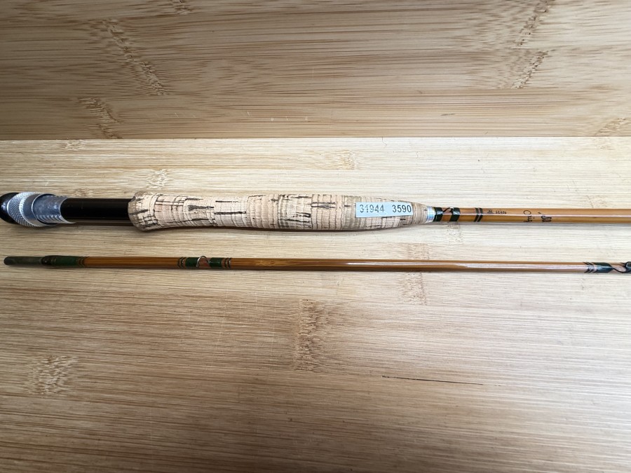 Gespliesste Fliegenrute, Original W.B., Silver Sedge, Nr. 62406, 2tlg., 2,60m, #5, Gewicht 152g, grüne Wicklungen, Splitcane Flyrod, Spitze hängt durch und ist beschädigt, kleine Lackschäden, Futteral, Transportlänge 1320mm