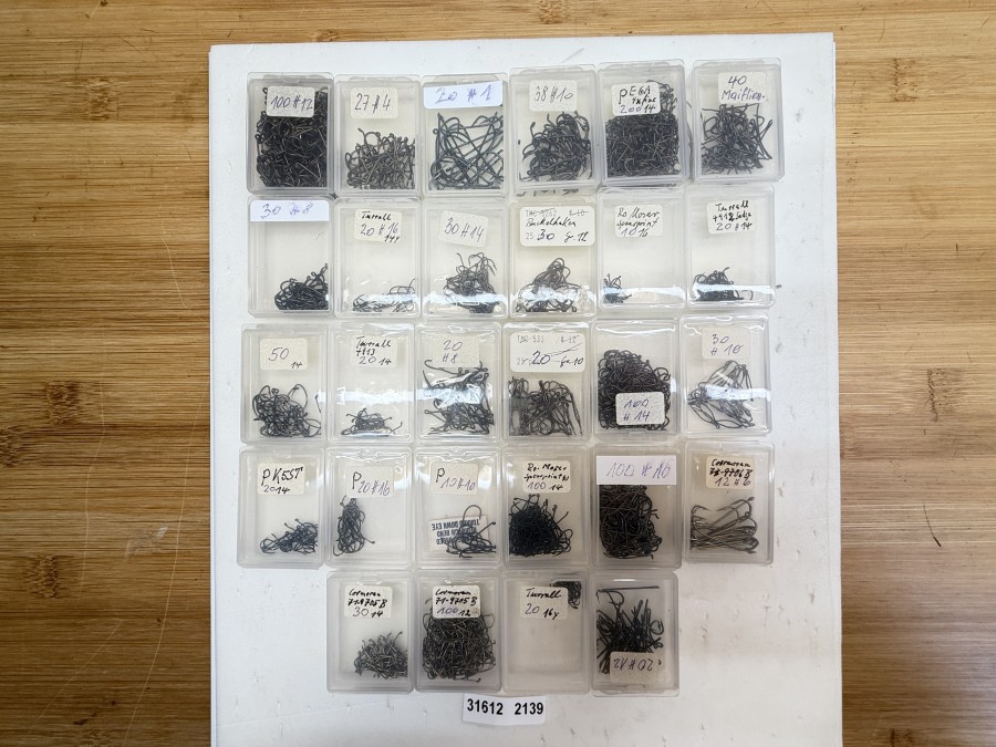 1250 Fliegenhaken,  28 Hakenboxen, gefüllt Fliegenhaken von Cormoran, Mustad, Partridge, Turrall