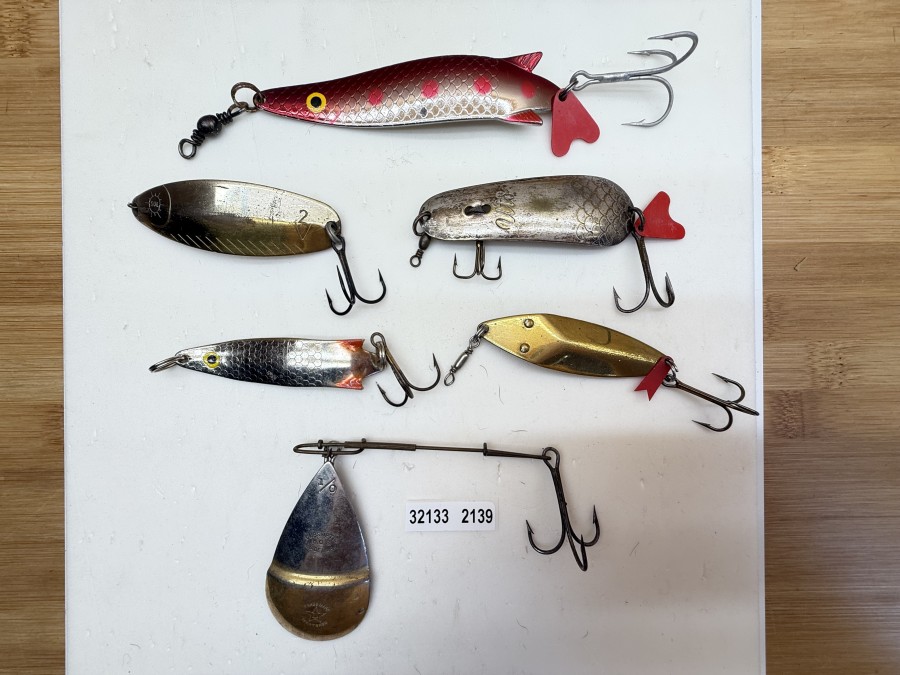 6 Kunstköder, Cupsuptic K.O.S, 1/0, Trade Mark, 15g, 65mm, SOL, gold/silber, 25g, 75mm, HJA, Ute, 23g, 75mm, Messing, 20g, 65mm, Byron, Tommy, 12g, Toby Form, 37g, 110mm