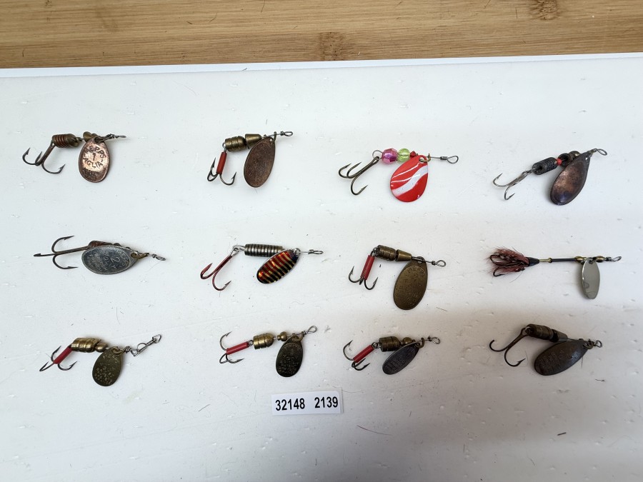 12 Mepps, Grösse 2, messing, nickel, silber, schwarz, verschiedene Hersteller, gefischt