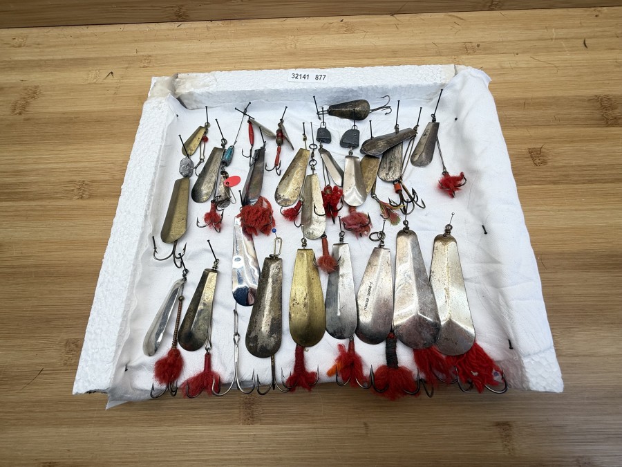 25 alte,verschiedene Terrible-/Schreckenspinner. Interessant sind die kleinen Unterschiede, vermutlich auch deshalb um besser zu sein, bzw. die Patentvorschriften zu umgehen. Die vorliegenden Modelle decken den deutschen, schweizer, französischen und italienischen Markt ab. Es gibt bestimmt noch ein paar Stück mehr. Es sind einige Vorkriegsstücke dabei.