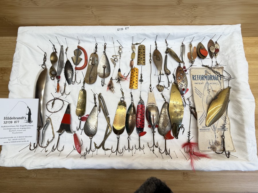 31 alte, traditionelle schwedische Köder (Sammlungsauflösung). Die Fischerei mit Kunstködern hat Tradition, das sieht man an den Ködern. Es sind auch ausgefallene Stücke dabei. Ein paar Namen der Köder (zumeist stehen sie auch drauf) sollen erwähnt sein: „Skörgards, Möja, Pälsjägar, Myr fenix, Myr, Pippin und Rogan-Spinnaren“.