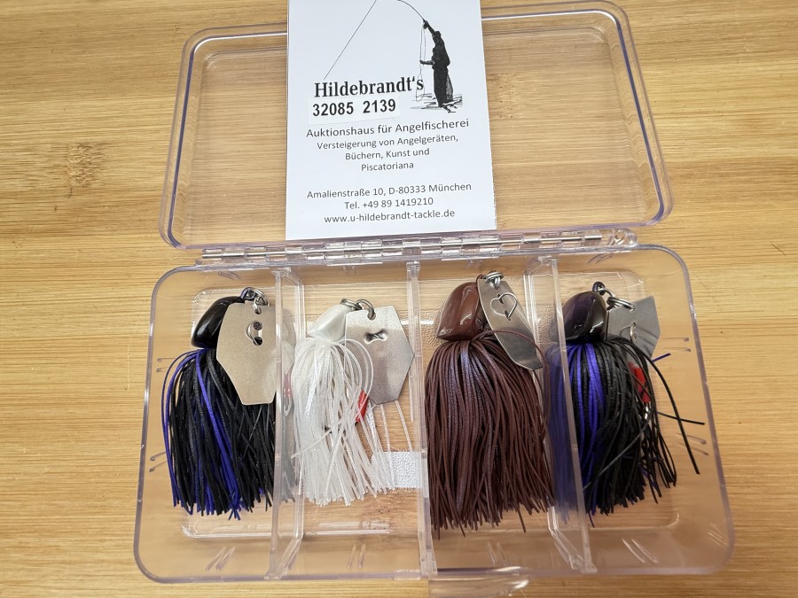 4 Chatterbait, Illex, BleiKopf, Gummifransen, weiß, 15g, schwarz, 25g, schwarz, 27g, braun, 34g, in Kunststoffbox, ungefischt