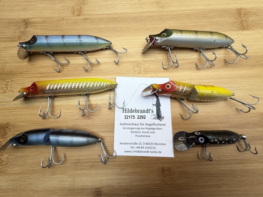 6 Wobbler, ABU, HI-LO, Sweden, Patent, 23g, 120mm, klar/gelb, 23g, 110mm, oliv/dunkel, 23g, 110mm, hellblau/dunkel, 12g, 75mm, 2tlg., 21g, 100mm, klar/gelb, 2tlg., 21g, 100mm, hellblau/dunkel, ungefischt, Kunststoffbox