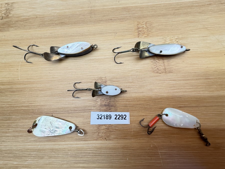 Schweizer Wunderfischli, Perlmutt hell/dunkel, 16g, 50mm, Perlmutt beidseitig hell, 12g, 45mm, Perlmutt hell/dunkel, 7g, 30mm, Perlmuttlöffel, 2g, 30mm, 2g, 40mm, gefischt und neu