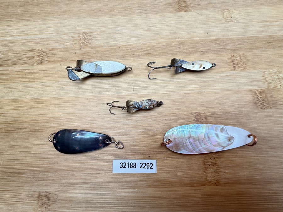Schweizer Wunderfischli, beidseitig Perlmutt hell, 23g, 55mm, beidseitig Perlmutt hell, 7g. 40mm, Perlmutt hell/dunkel, 5g, 30mm, Perlmuttlöffel, dunkel, Innenseite Kupfer, 7g, 45mm, Perlmuttlöffel, hell/dunkel, 4g, 70mm, gefischt und neu