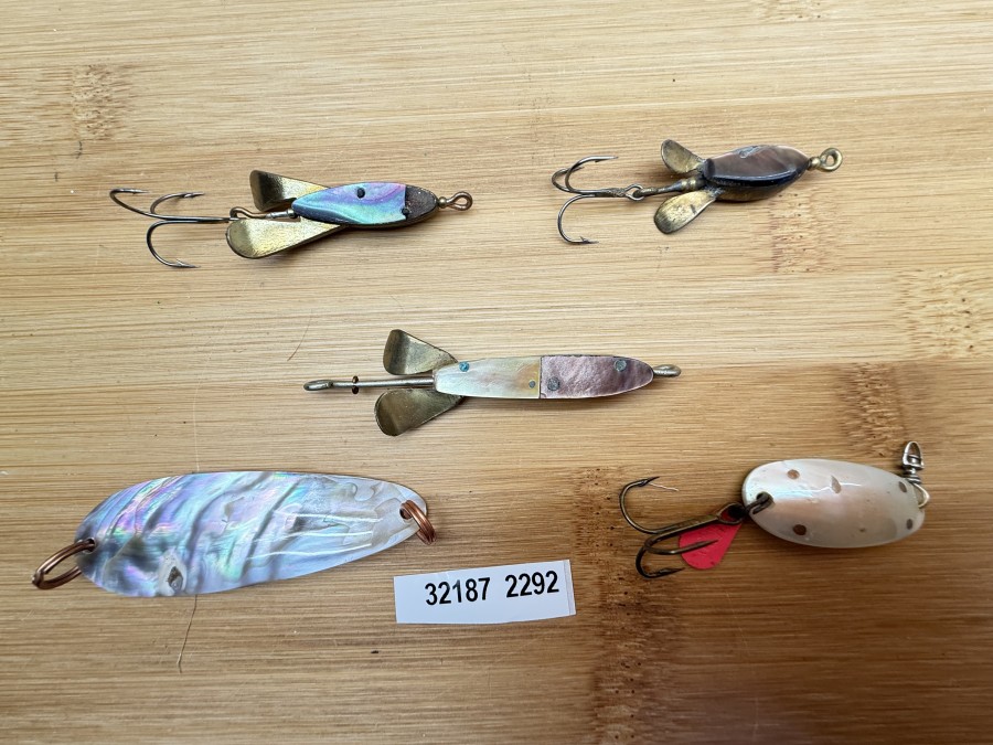 Schweizer Wunderfischli, Perlmutt hell/dunkel, 14g, 55mm, Perlmutt hell/dunkel, 10g, 45mm, Perlmutt hell/dunkel, 7g, 30mm, Perlmuttlöffel, hell, Innenseite Kupfer, 4g, 32mm, Perlmuttlöffel, 5g, 70mm, gefischt und neu