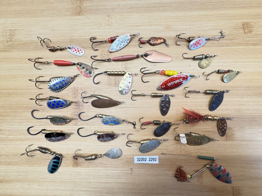 Konvolut Kunstköder, 24 Mepps & Co., verschiedene Hersteller, #2 - 3, gefischt, Kunststoffbox