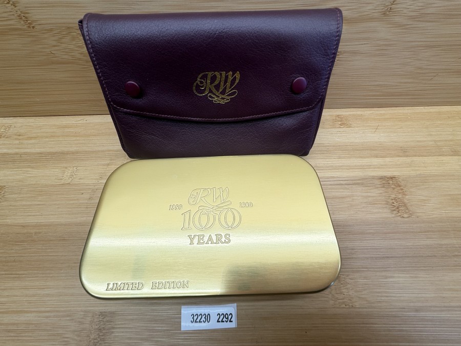 Fliegenbox, Wheatley RW, Made in England,  RW 100 Years, 1890 - 1990, Limited Edition, 150x90x30mm, 16 Springdeckelfächer, Deckel Schaumstoff, Ledertasche, neu