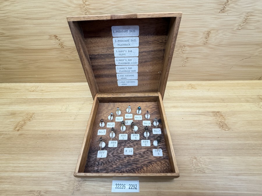 Fliegensortiment, Devaux Mouches Champagnole, sehr schöne Holzbox, 13 Nymphen,  Grösse 12 - 14, selten