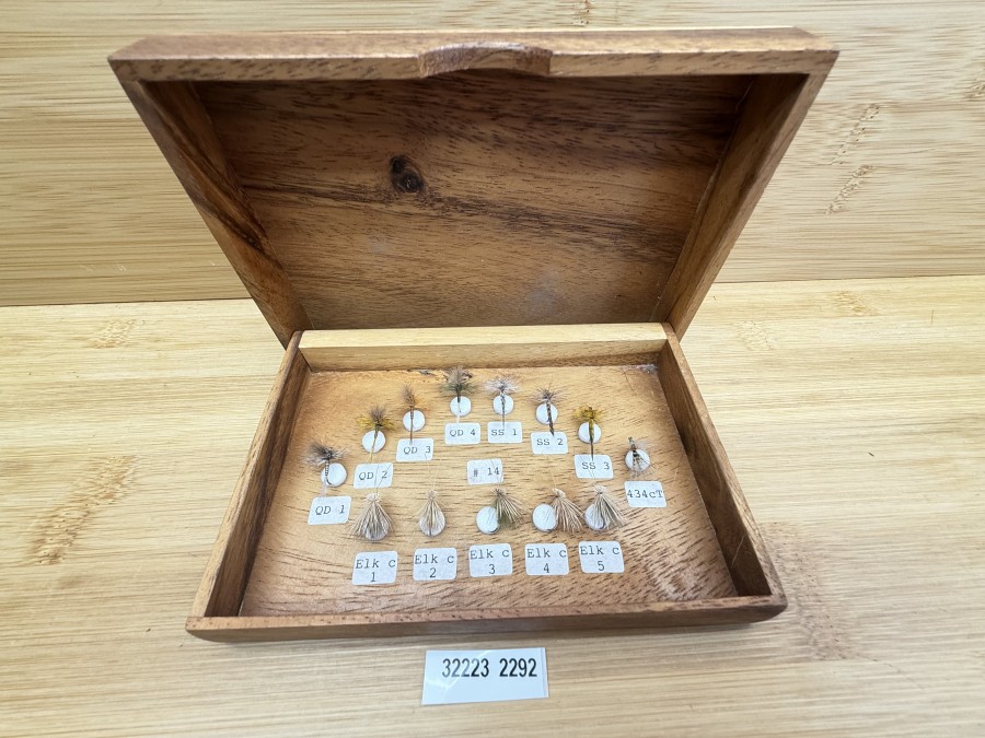 Fliegensortiment, Devaux Mouches Champagnole, sehr schöne Holzbox, 8 Trockenfliegen Grösse 14,  5 Elkcaddis, Grösse 14, selten