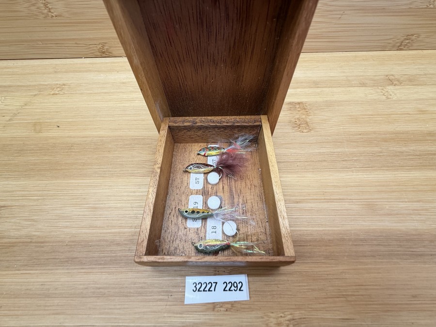 Fliegensortiment, Devaux Mouches Champagnole, sehr schöne Holzbox, 4 Epoxy Minnow, selten