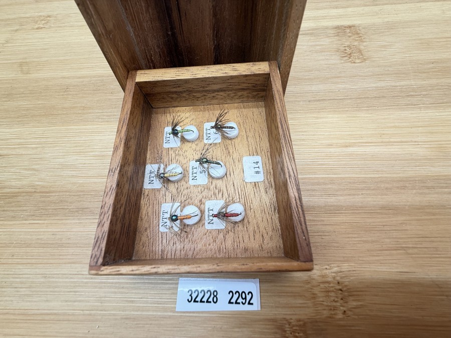 Fliegensortiment, Devaux Mouches Champagnole, sehr schöne Holzbox, 6 Nassfliegen, Grösse 14, selten