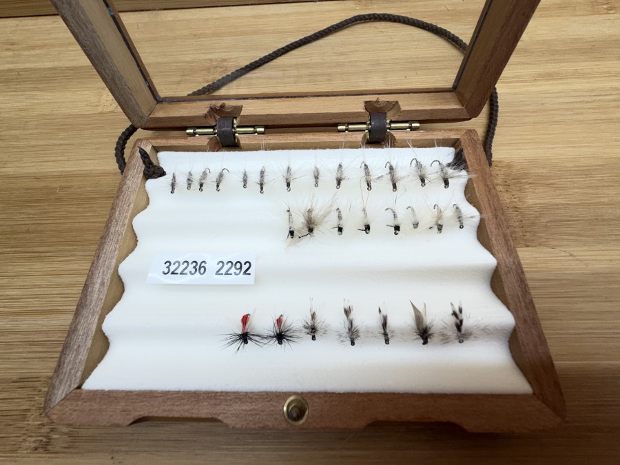 Trockenfliegensortiment, Holzfliegenbox Marc Petitjean, 125x90x30mm, 28 Trockenfliegen von Ragout, #14 - 20, für Äschen und Forellen