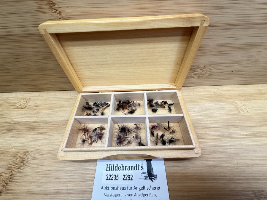 Trockenfliegensoprtiment, Holzbox, 135x80x30mm, 6 Fächer, Devaux und Ragot, 60 Trockenfliegen, #18 - 20, für Äschen und Forellen