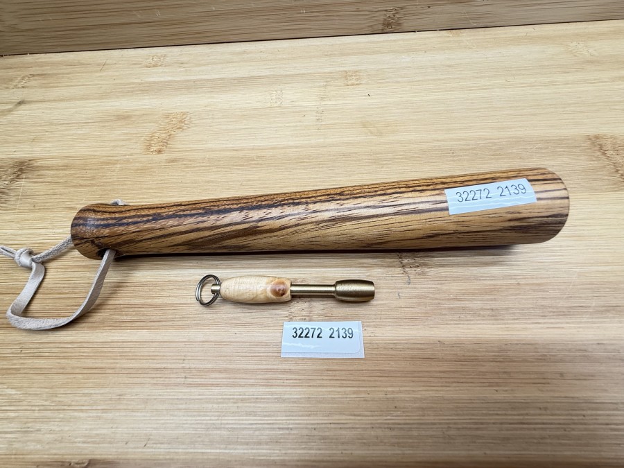 Fischtöter, hellbraunes Holz, Gewicht im vorderen Bereich, 170mm, dazu ein kleiner Fischtöter-Schlüsselanhänger