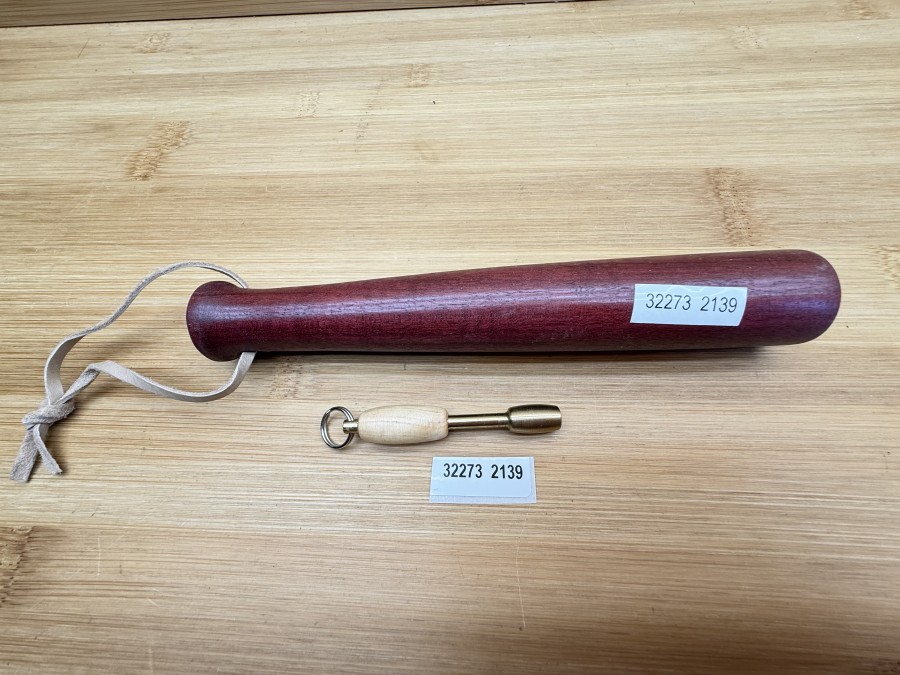 Fischtöter, rotbraunes Holz, Gewicht im vorderen Bereich, 170mm, dazu ein kleiner Fischtöter-Schlüsselanhänger