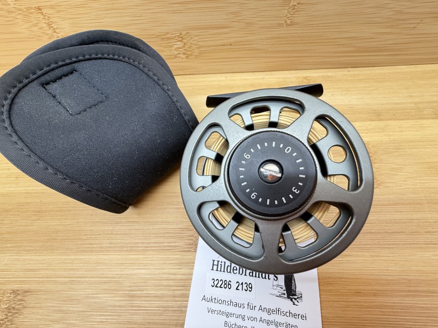 Fliegenrolle, Großkern 3/5, Links- oder Rechtshand, Rollendurchmesser 77mm, Rollenbreite 40mm, Gewicht 159g, mit gefischter Fliegenschnur WF 4 F, Neoprene Rollentasche, neu im Karton